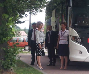 Ranczo 9 sezon za kulisami. Halina (Violetta Arlak), Czerepach (Artur Barciś), senator Kozioł (Cezary Żak), Lodzia (Magdalena Kuta)