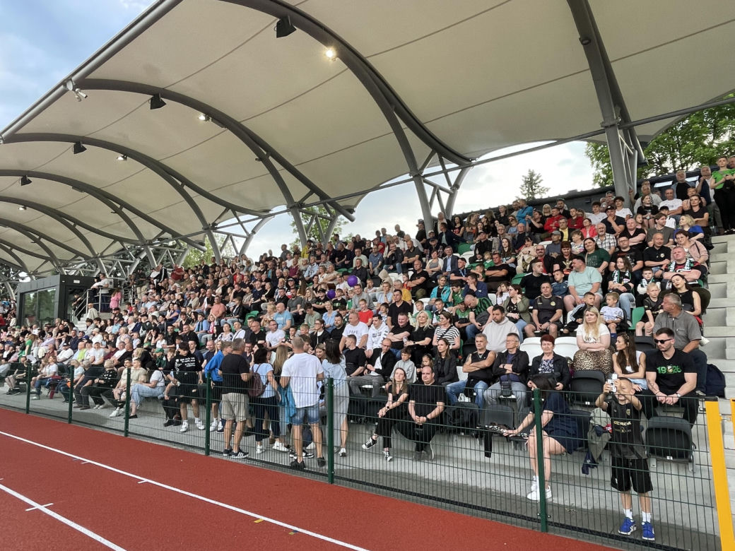 Kibice na otwarciu stadionu w Starachowicach