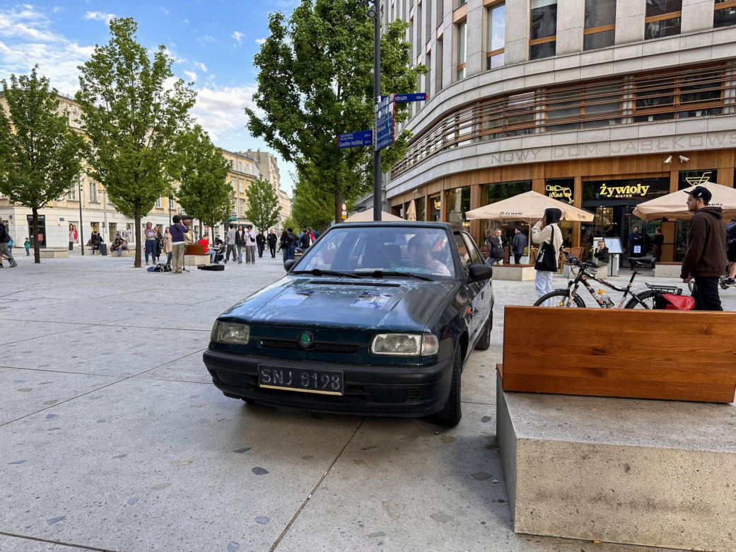 Akcja Miejskiej Agendy Parkingowej na placu Pięciu Rogów w Warszawie