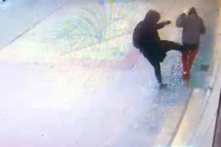 Bił ją pieścią w głowę i kopał po całym ciele, zaatakował też jej psa. Brutalna napaść w centrum Warszawy