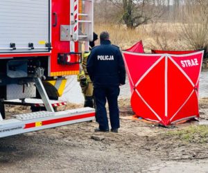 Makabryczne odkrycie pod Warszawą. Z bagna wyłowili zwłoki mężczyzny