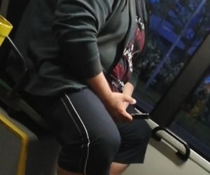Pokazywał dziecku nagie zdjęcia! Paskudne zachowanie w autobusie MPK