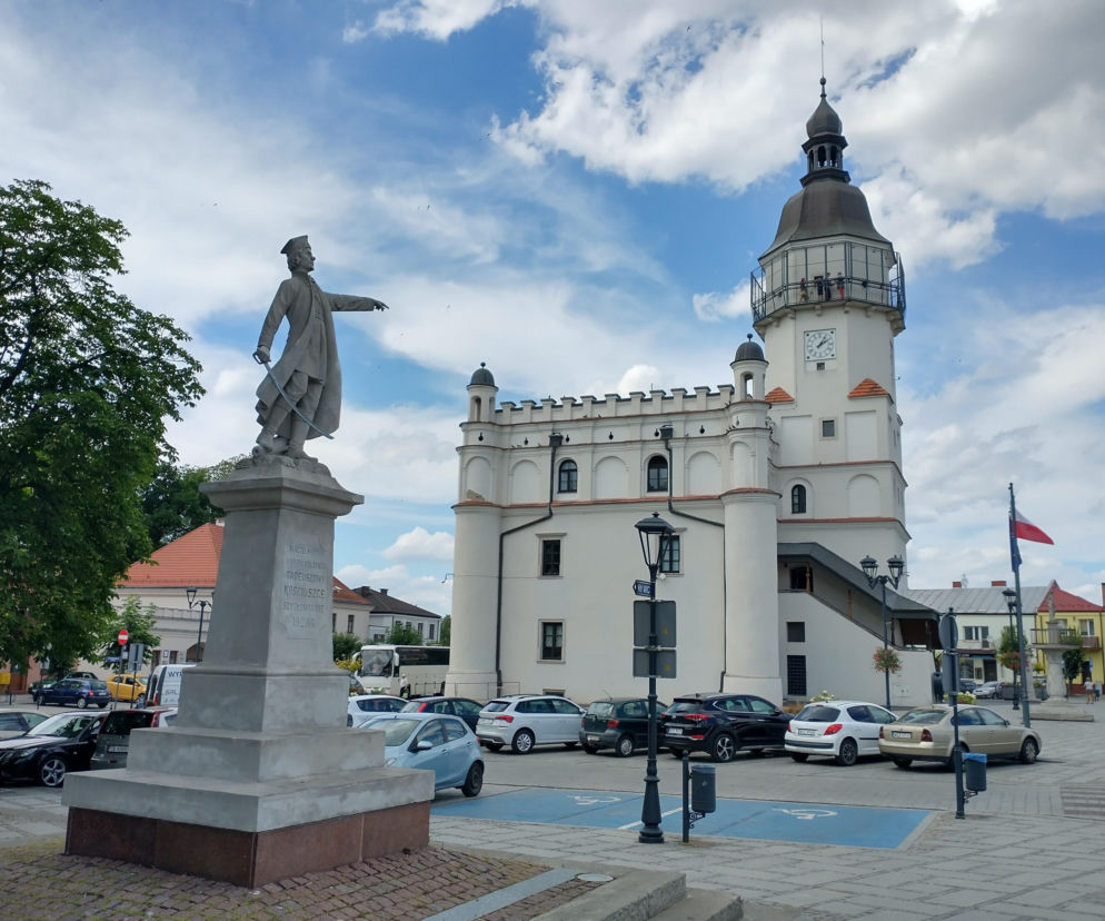 To najładniejszy ratusz w woj. mazowieckim. Wraz z rynkiem zachwycają turystów