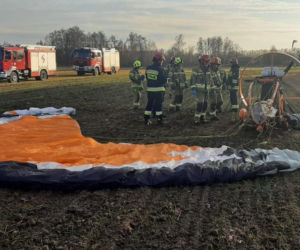 Łęg Tarnowski. Motoparalotniarz runął na ziemię. Ma uszkodzony kręgosłup 