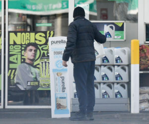 Robert Więckiewicz myje samochód