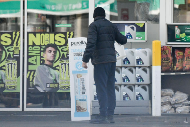 Robert Więckiewicz myje samochód