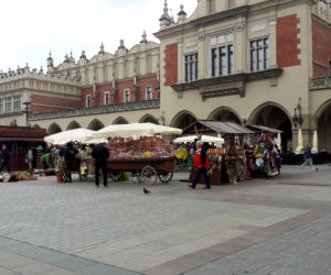 Na krakowskim Rynku trwają Targi Wielkanocne. Jeszcze zdążycie je odwiedzić! [GALERIA ZDJĘĆ]