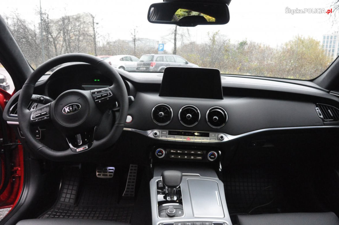 Nowe radiowozy KIA Stinger dla polskiej policji