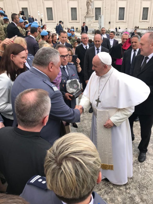 Selfie z Franciszkiem? Małopolscy policjanci na audiencji w Watykanie