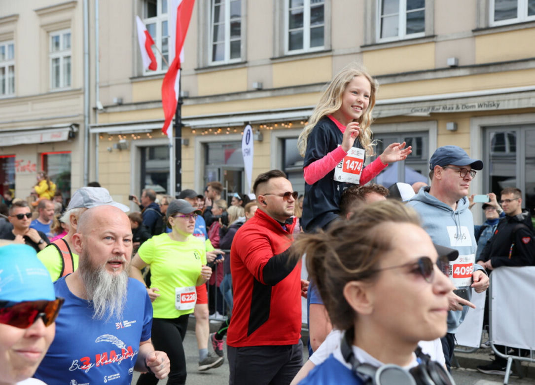 Bieg Konstytucji 3 Maja. Tysiące biegaczy na ulicach Warszawy