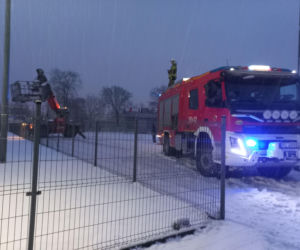 Pod ciężarem śniegu zapadło się zadaszenie lodowiska w Lesznie! Na miejscu pracują służby