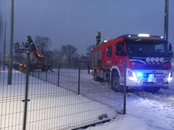 Pod ciężarem śniegu zapadło się zadaszenie lodowiska w Lesznie! Na miejscu pracują służby