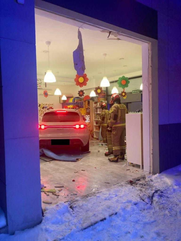 Porsche wjechało w żłobek w Lublinie. Bo kierująca pomyliła gaz z hamulcem 