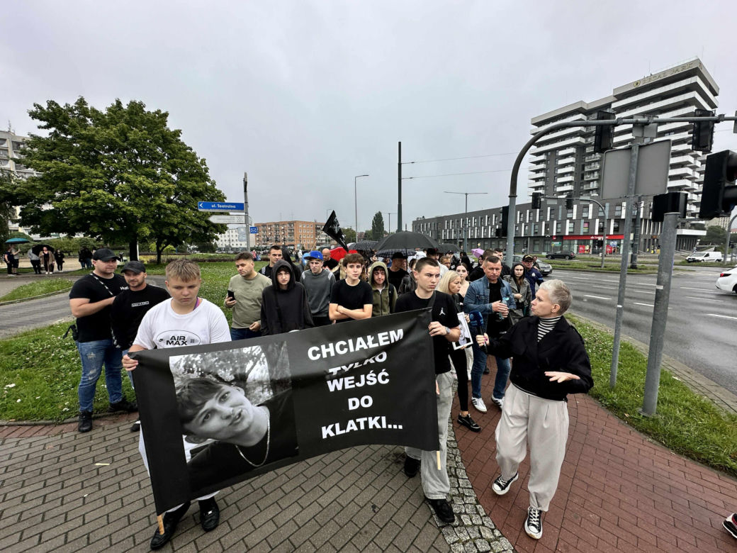 Setki osób upamiętniły Oliwiera. 20-latek zmarł po interwencji policji. "Zabili go jak zwierzę"