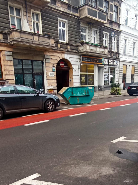 Odkryty fragment szyldu z czasów PRL
