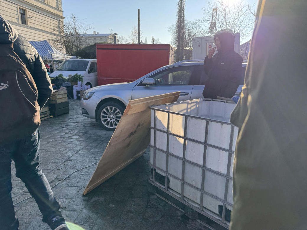 Sprzedaż żywych karpi na targu we Wrocławiu. Co z zakazem handlu żywymi rybami?