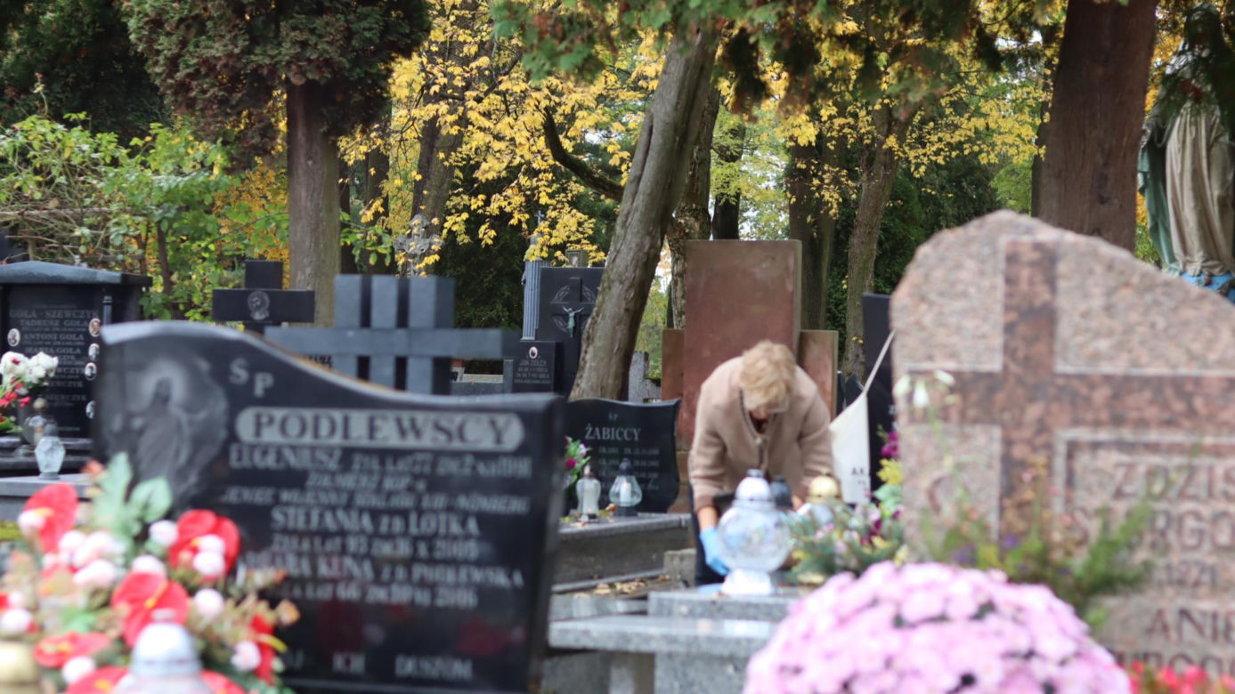 Trwają ostatnie przygotowania. Lublinianie sprzątają groby na 1 listopada