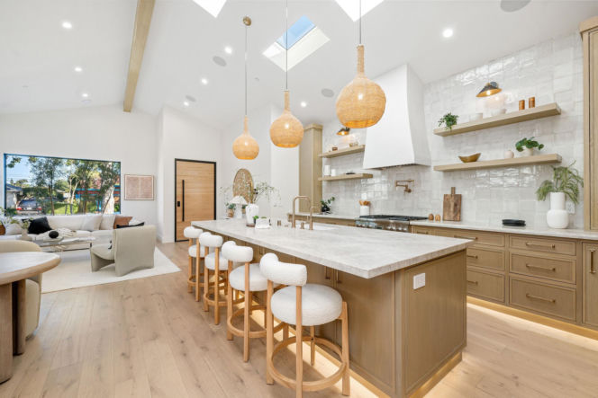 Nowoczesna aranżacja z drewnem