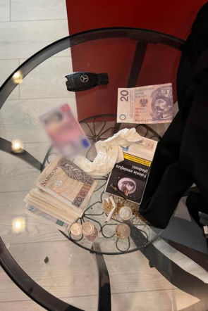 Ukradli złoto warte fortunę i odjechali Mercedesem. Zuchwały skok na jubilera skończyli za kratkami