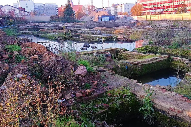 Fundamenty dawnych kamienic przy ul. Św. Floriana