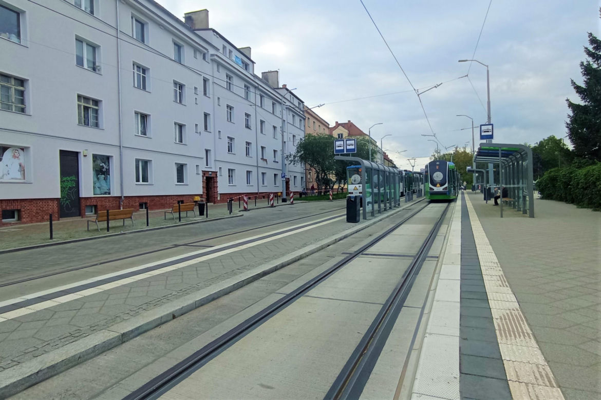 Krusząca się kostka brukowa na nowej pętli Dworzec Niebuszewo