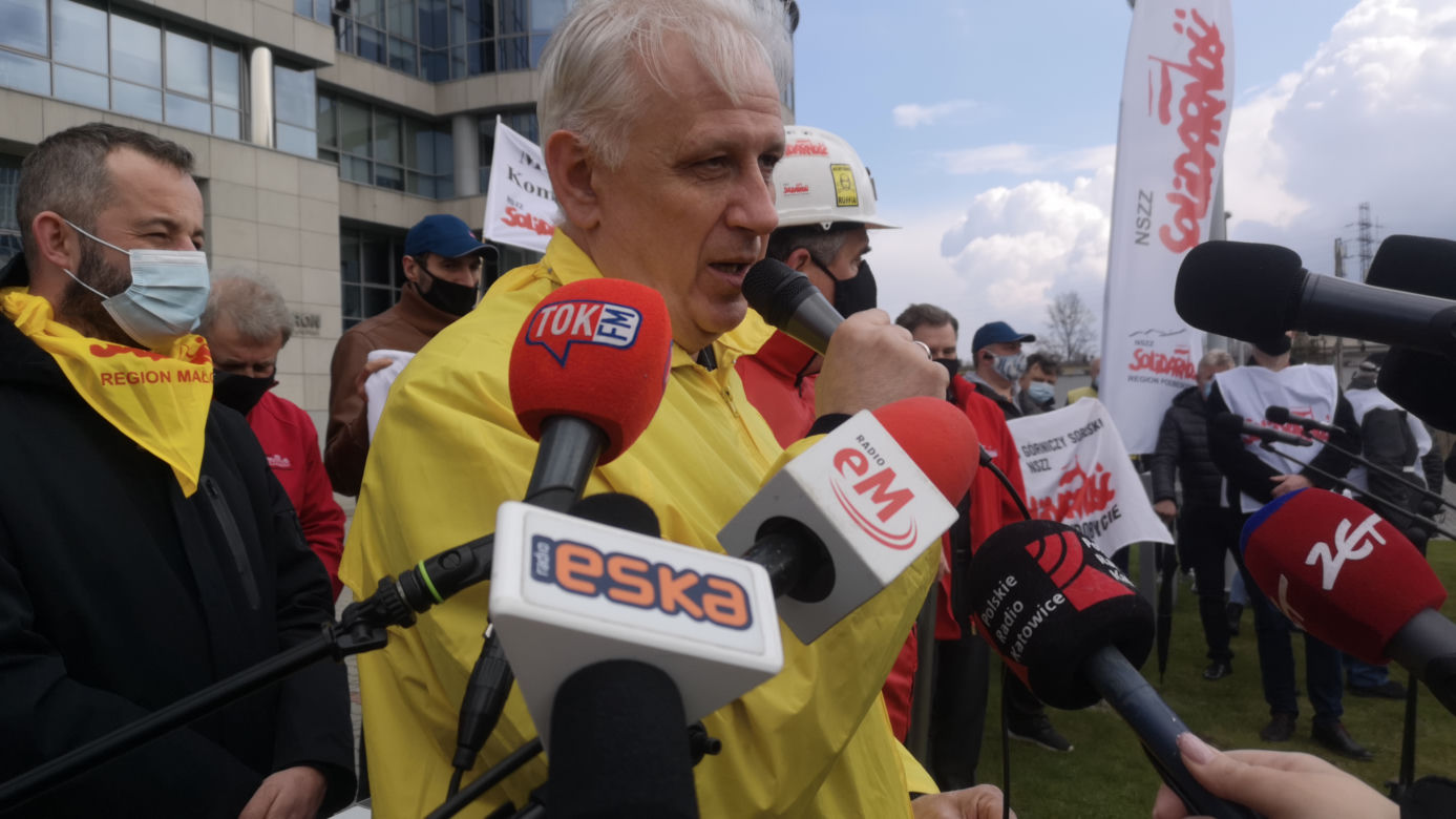 Gorąco pod siedzibą Tauronu. Związkowcy sprzeciwiają podziałowi spółki: "Sasin i Soboń odlecieli!" [ZDJĘCIA, WIDEO]
