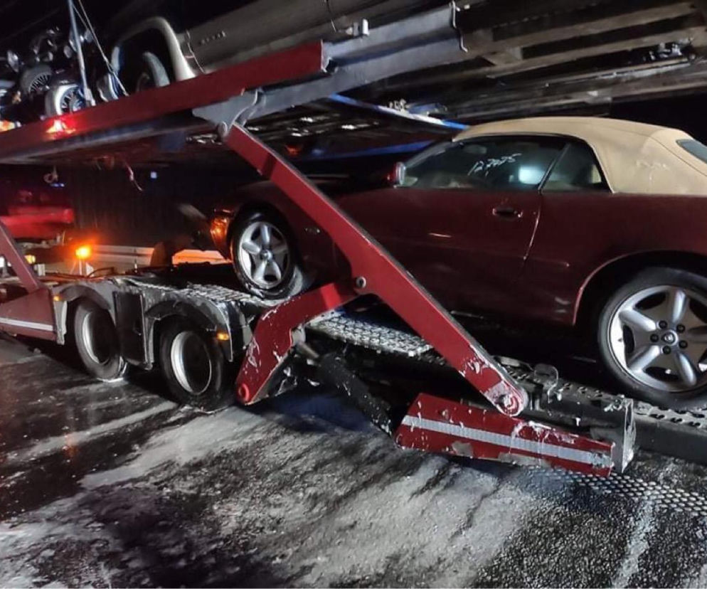 Duże zniszczenia po zderzeniu osobówek pod Lesznem