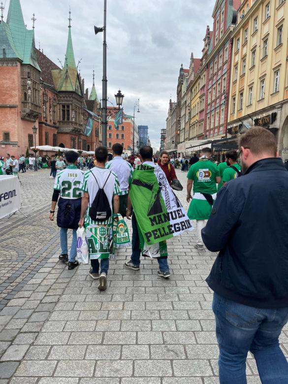Gorąco przed finałem Ligi Konferencji we Wrocławiu. Tysiące kibiców na Rynku 