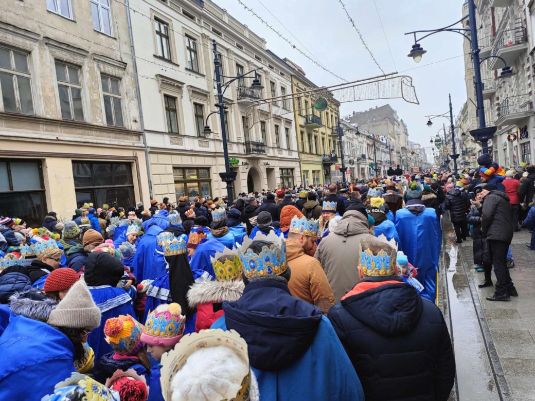 Kolorowy Orszak Trzech Króli w Łodzi. W centrum miasta pojawiło się mnóstwo osób [ZDJĘCIA]