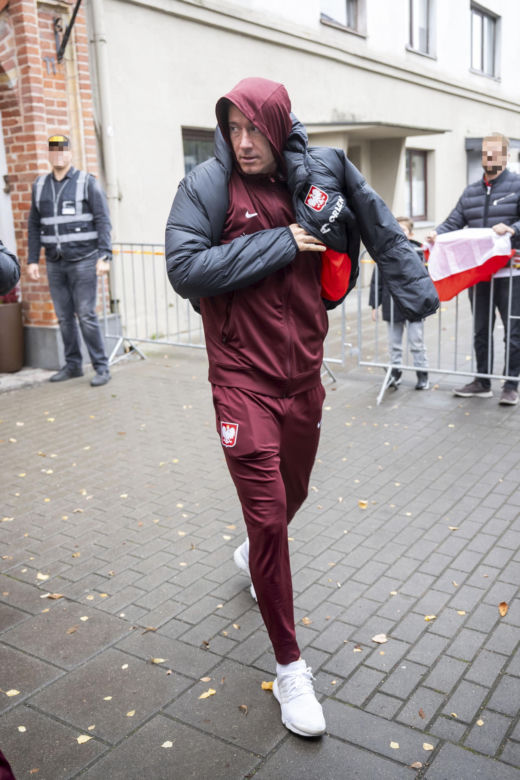 Reprezentacja zmokła na spacerze. Lewandowski się krył przed deszczem