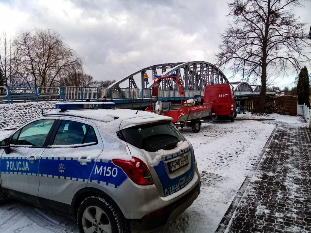 Tykocin. 35-latek wjechał do rzeki. Nie wiadomo czy jechał sam