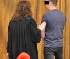 Zabił 69-letnią kobietę, a jej córkę w ciąży ciężko ranił. W sądzie był wyluzowany i uśmiechnięty