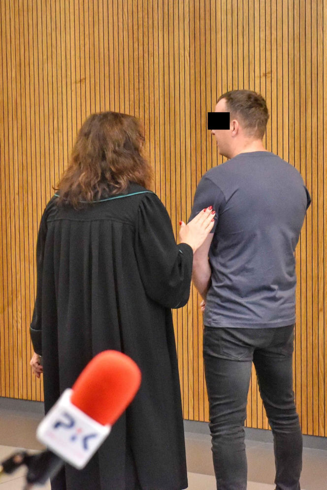 Zabił 69-letnią kobietę, a jej córkę w ciąży ciężko ranił. W sądzie był wyluzowany i uśmiechnięty
