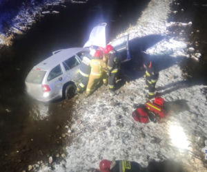 Samochód wpadł do rzeki. Trzy osoby trafiły do szpitala