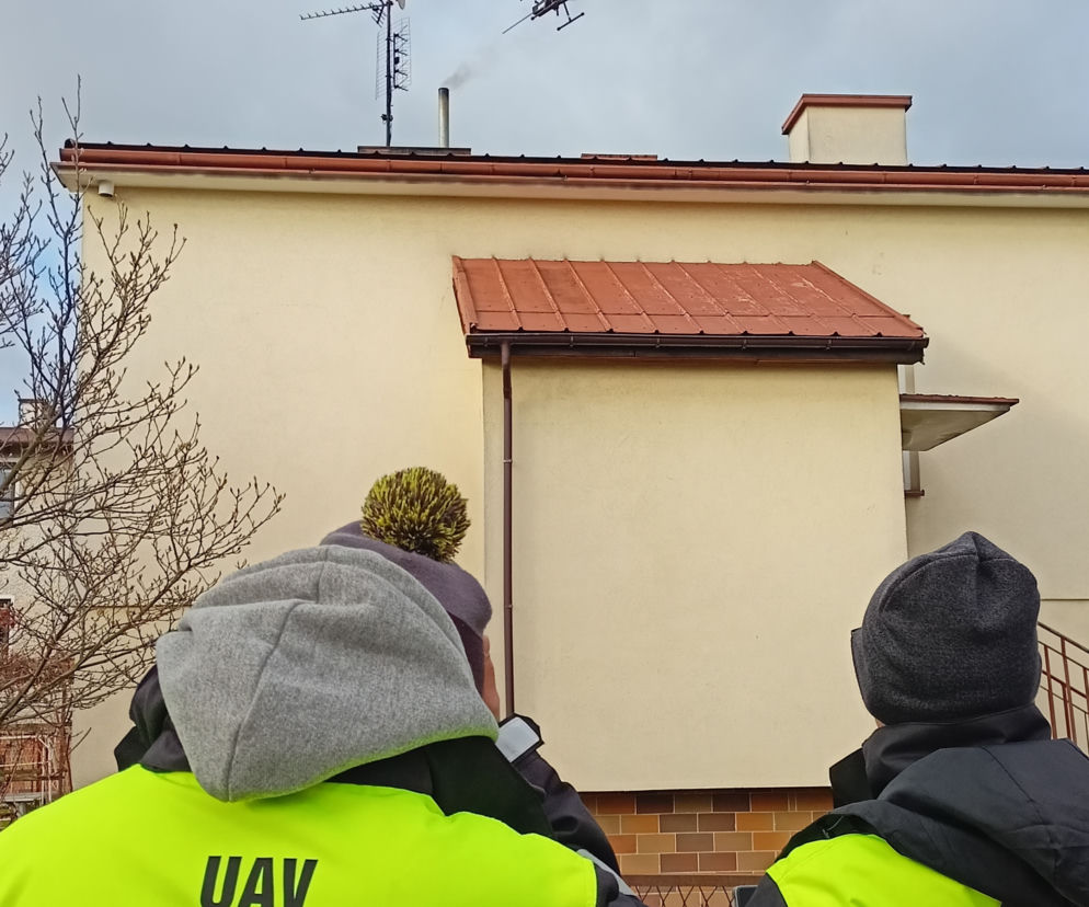 RZESZÓW. Kominy pod lupą drona. Bezzałogowiec sprawdza, czym w piecach palą mieszkańcy