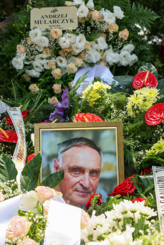 Ostatnie pożegnanie twórcy Samych swoich. Tłum gwiazd odprowadził trumnę na Powązkach