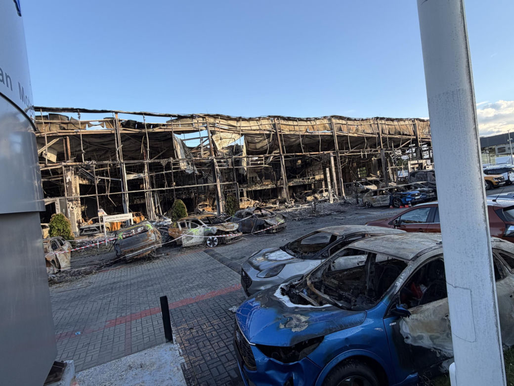 Cmentarzysko samochodów po gigantycznm pożarze