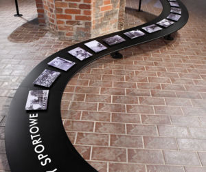 Ekspozycja Szczecin. Atlas obecności kładzie nacisk na rolę mieszkańców miasta oraz ich doświadczeń w budowaniu Szczecina od roku 1945 do współczesności.