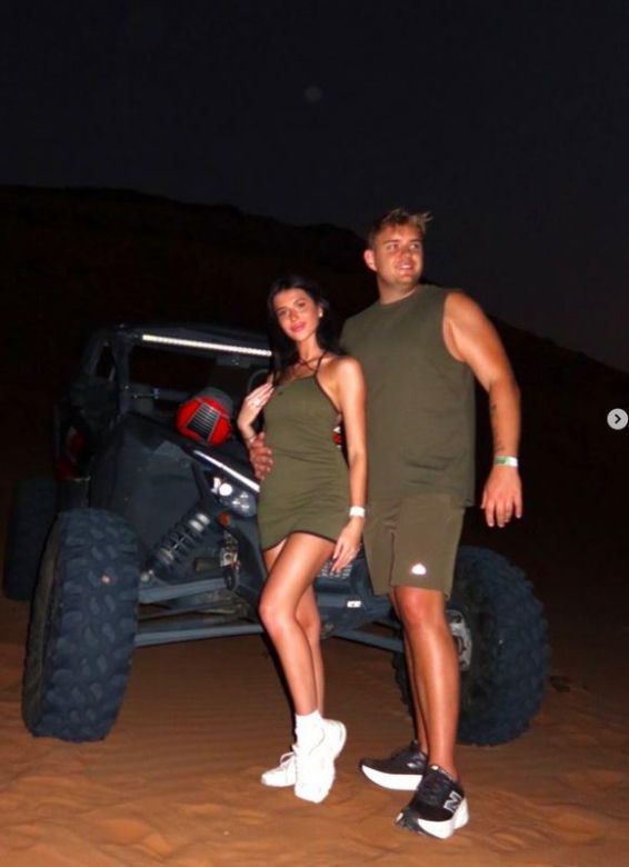 Roksana Węgiel-Mglej rozciąga się w Dubaju
