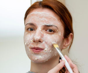 Wymieszaj z miodem i nałóż na twarz. Cera będzie wyglądać jakby zatrzymał się dla niej czas. Zmarszczki staną się płytsze, a skóra świetlista. Domowa maseczka na zmarszczki