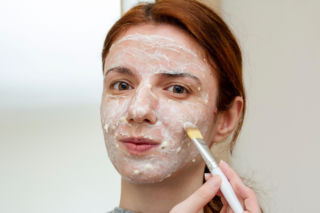 Wymieszaj z miodem i nałóż na twarz. Cera będzie wyglądać jakby zatrzymał się dla niej czas. Zmarszczki staną się płytsze, a skóra świetlista. Domowa maseczka na zmarszczki