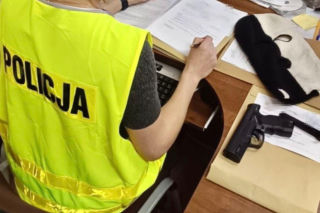 Sprawca celował w kierowcę i uszkodził jego auto, po czym próbował uciec