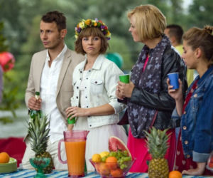 Pierwsza miłość. Radek (Mateusz Banasiuk), Nikola (Anna Kózka), Otylia (Otylia Jędrzejczak)