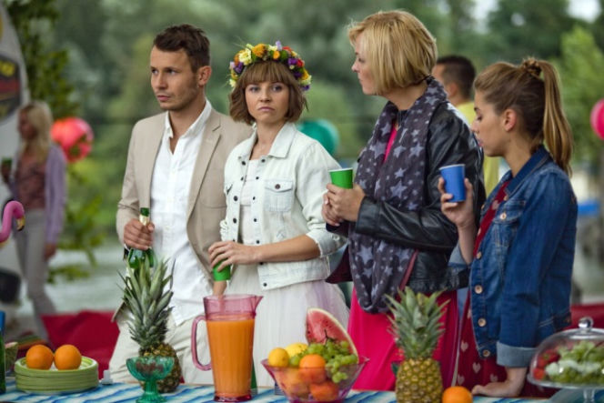 Pierwsza miłość. Radek (Mateusz Banasiuk), Nikola (Anna Kózka), Otylia (Otylia Jędrzejczak)