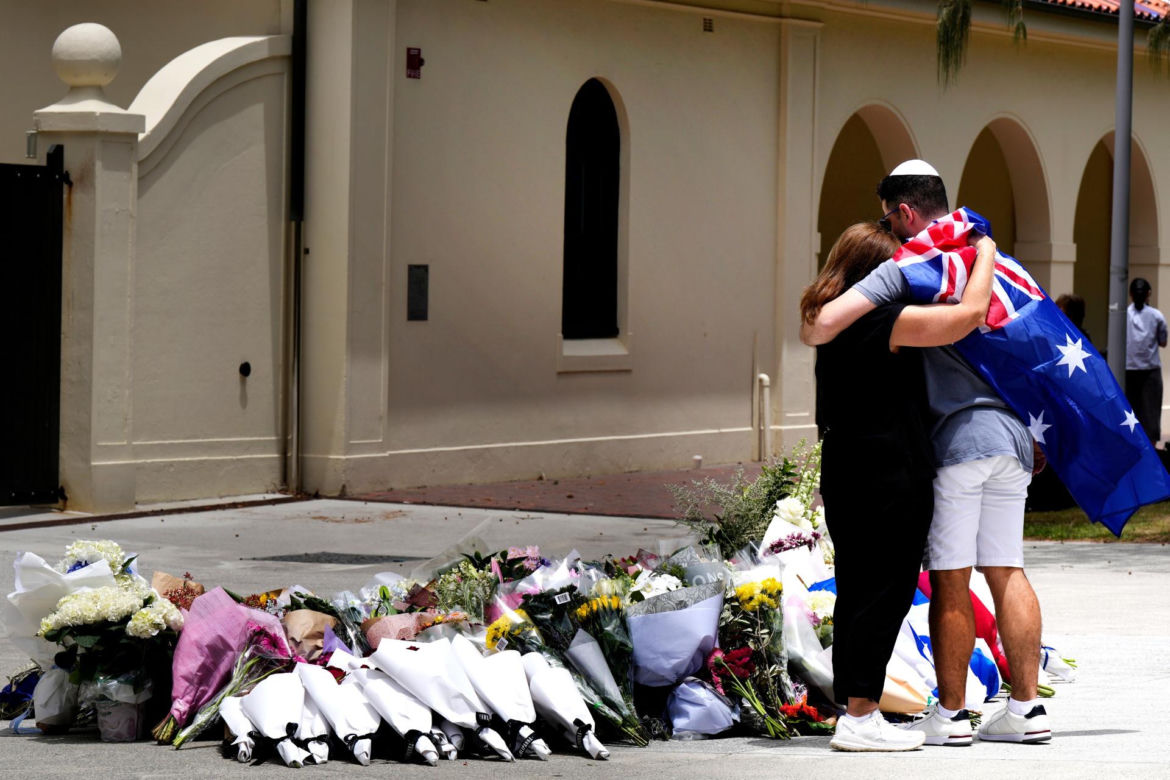Premier Australii Anthony Albanese zaproponował w poniedziałek zaostrzenie przepisów dotyczących broni palnej po strzelaninie, która miała miejsce w niedzielę na popularnej plaży Bondi w Sydney. Zginęło w niej co najmniej 15 osób.