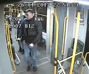 Poszukiwany męzczyzna, który napadł obcokrajowca w tramwaju