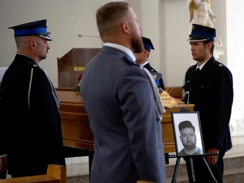 Srebrny orzeł prowadził Arka w ostatniej drodze. Poruszający gest policjantów i strażaków