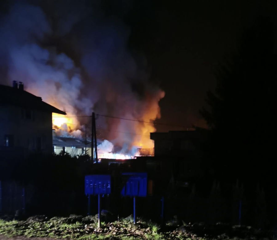 Pożar w Górach Wielkich. Ogień strawił cukiernię i warsztat samochodowy