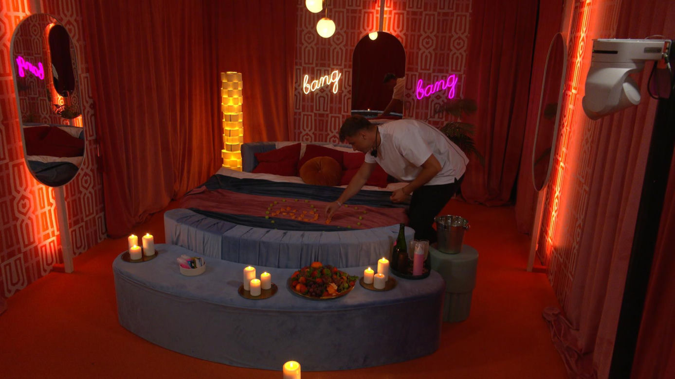 Love Island 9: Adrian zaliczył poważną wpadkę. Widzowie mają niezłą polewkę w komentarzach