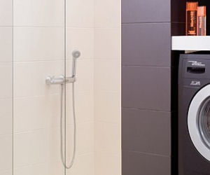 Nowoczesna łazienka, w której płytki ceramiczne są inspirowane Meksykiem